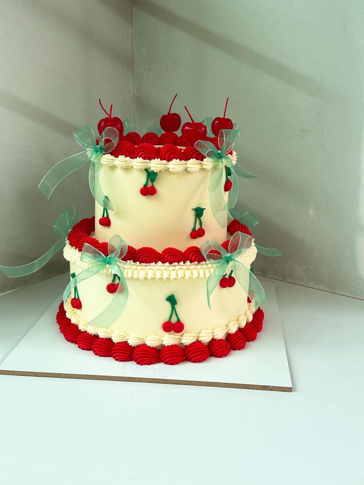 🍒Es que tendría que haber tomado la foto de mi refri 🥹😍 hubo 4 pasteles con el tema de cerezas 😆 me encanta cuando pasa esto, como que todo está en sintonía 🫰